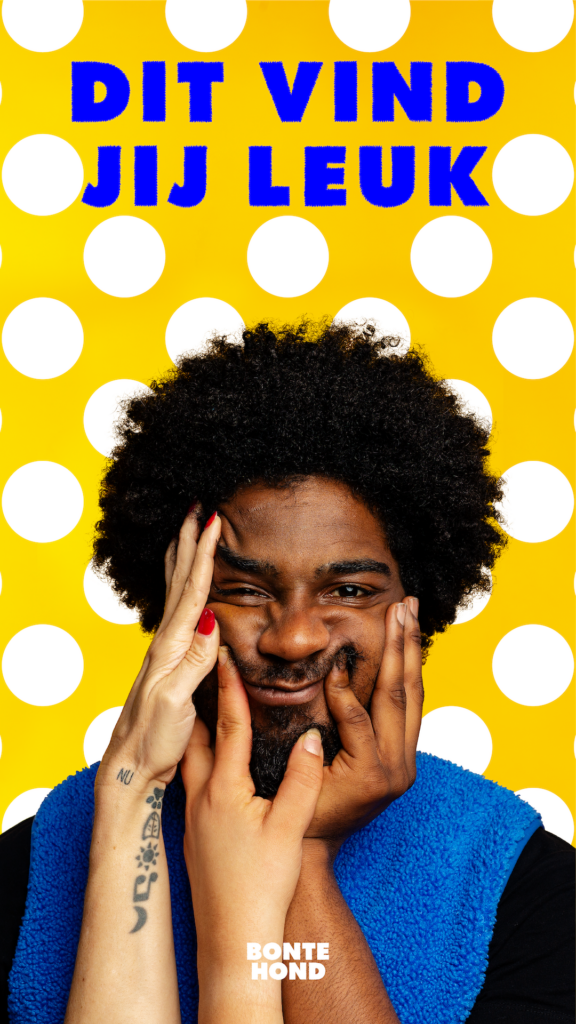 Bovenlichaam van een man van kleur die door meerdere handen wordt ondersteund.