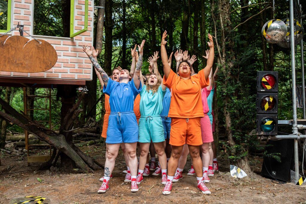 Spelers staan met opgeheven handen en roepen samen.