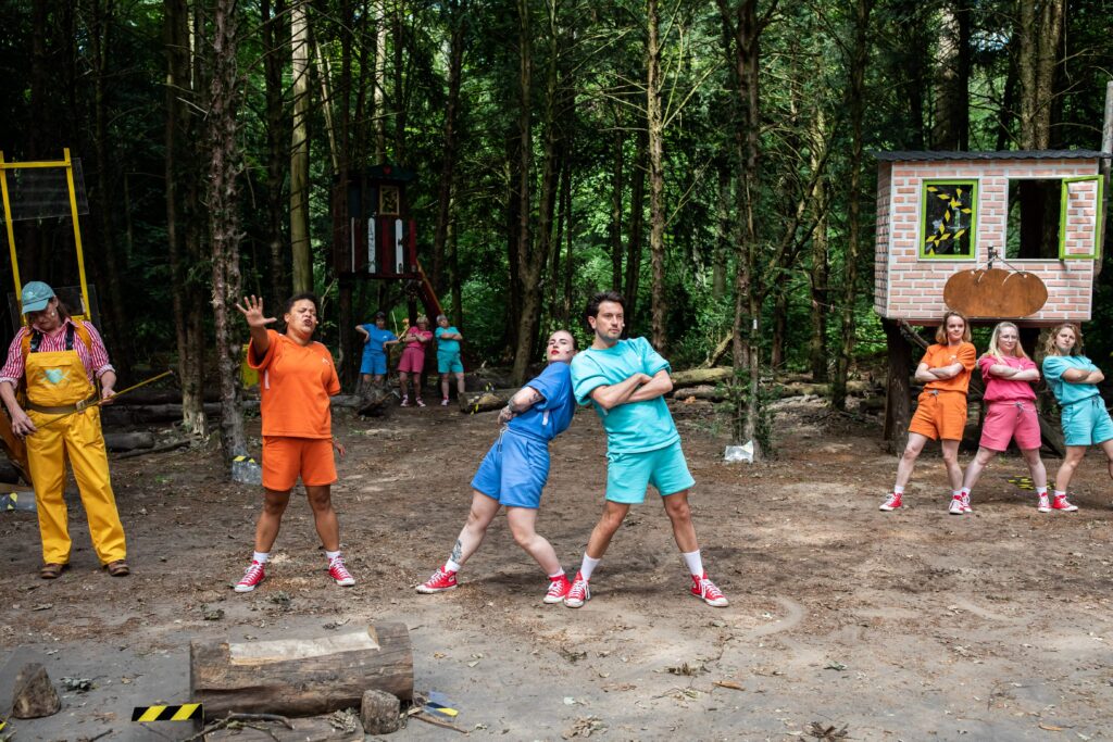 Groep spelers poseert tussen de bomen in het bos.