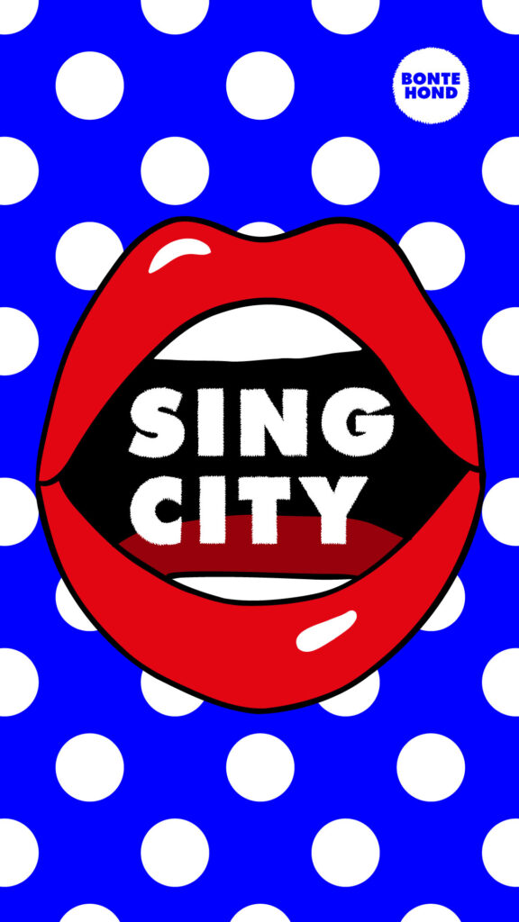 Felblauwe achtergrond met witte stippen en een open rode mond met de tekst “Sing City”.
