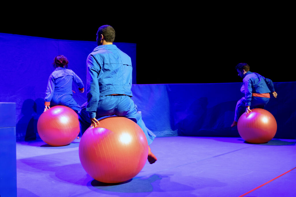 Drie spelers op een rode skippybal