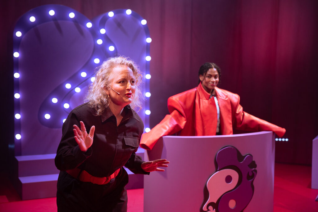 Moeder en dochter doen mee aan een spelshow op het podium dat rood met paars is