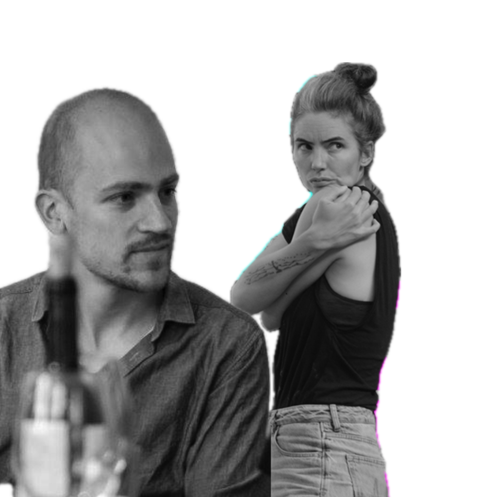 Zwart wit foto van een man met een blouse aan en een vrouw met een shirt met blote schouder