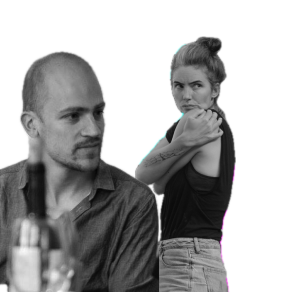 Zwart wit foto van een man met een blouse aan en een vrouw met een shirt met blote schouder