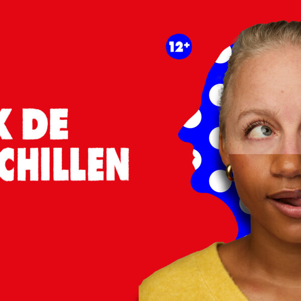 Een samengesteld hoofd: het bovenste deel van het gezicht kijkt strak/serieus, terwijl het onderste deel een open mond met uitgestoken tong laat zien. Achter het hoofd staan twee silhouetten in profiel, links blauw met witte stippen en rechts zwart-wit gestreept.