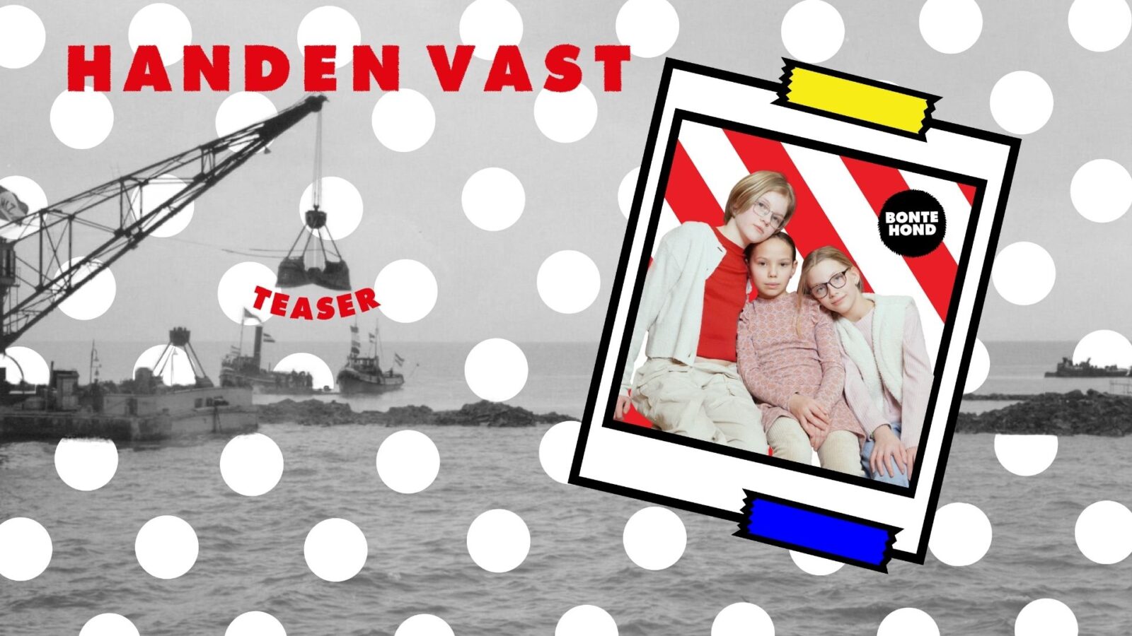Twee foto's over elkaar. De foto die de achtergrond vormt is een zwart wit foto van de kust met een paar vissersboten en een industrieel apparaat met grijpers. De polaroid die daarop is geplaatst bevat een kleurenfoto van 3 kinderen.