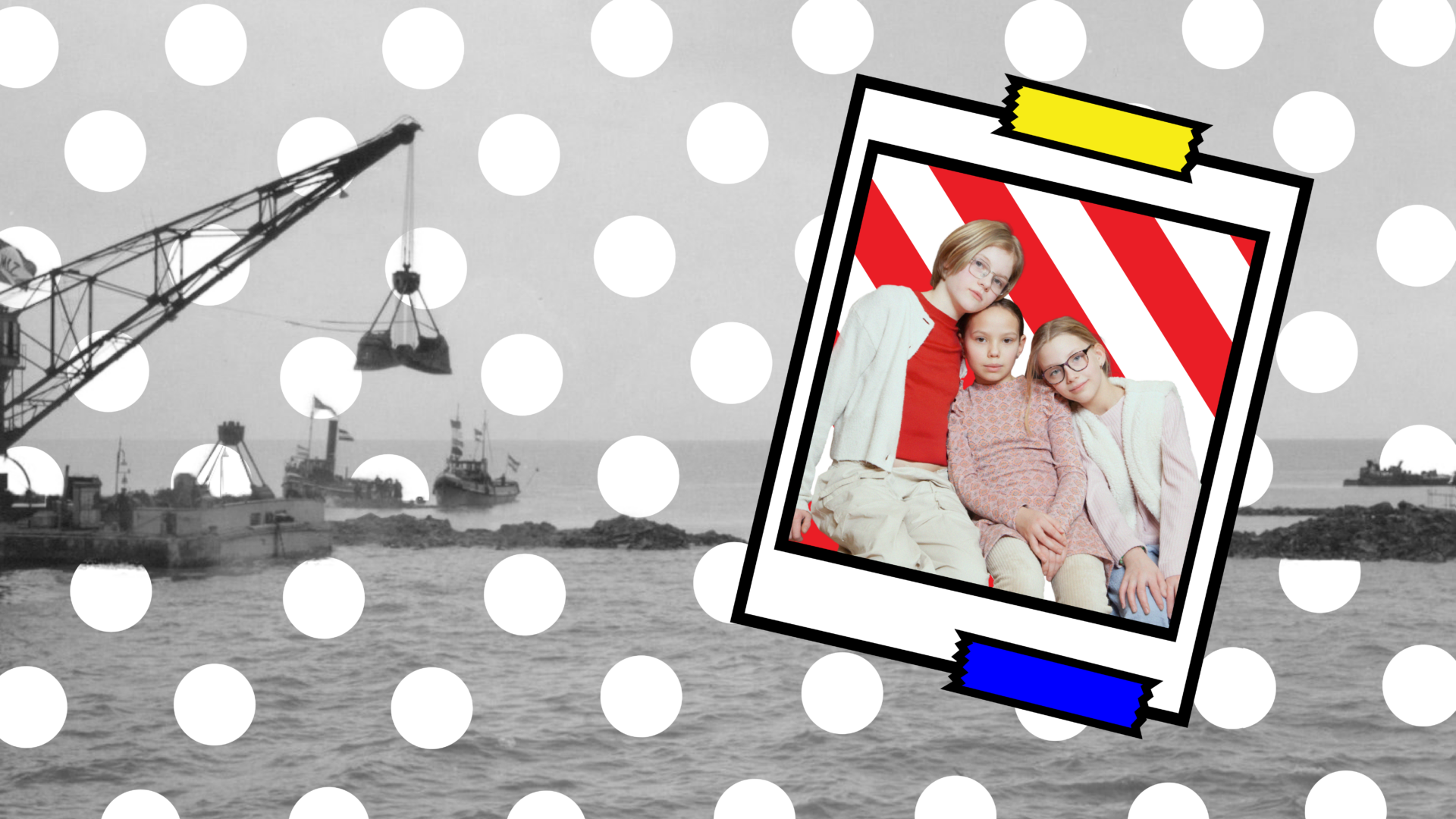 Twee foto's over elkaar. De foto die de achtergrond vormt is een zwart wit foto van de kust met een paar vissersboten en een industrieel apparaat met grijpers. De polaroid die daarop is geplaatst bevat een kleurenfoto van 3 kinderen.
