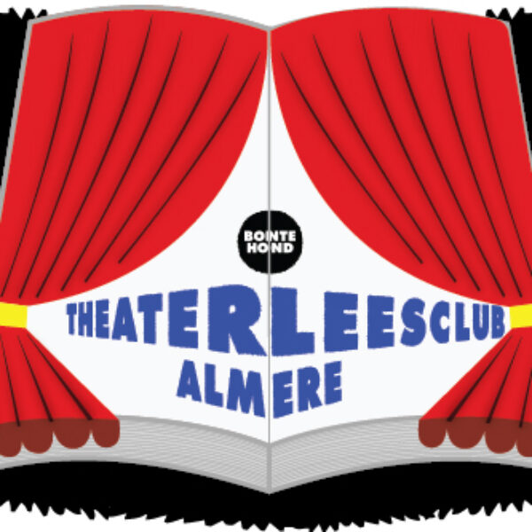 Een boek ligt open. Rode theatergordijnen liggen op het boek, ook geopend. Achter de gordijnen komt tekst tevoorschijn: theaterleesclub Almere