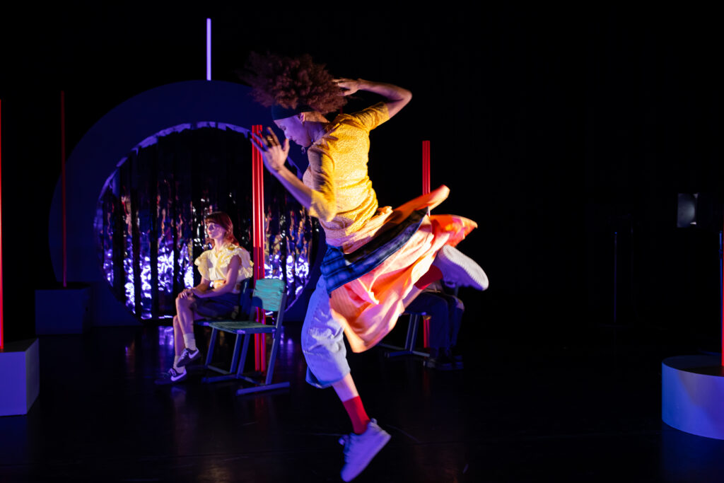 Een speler danst en springt en draait rond.