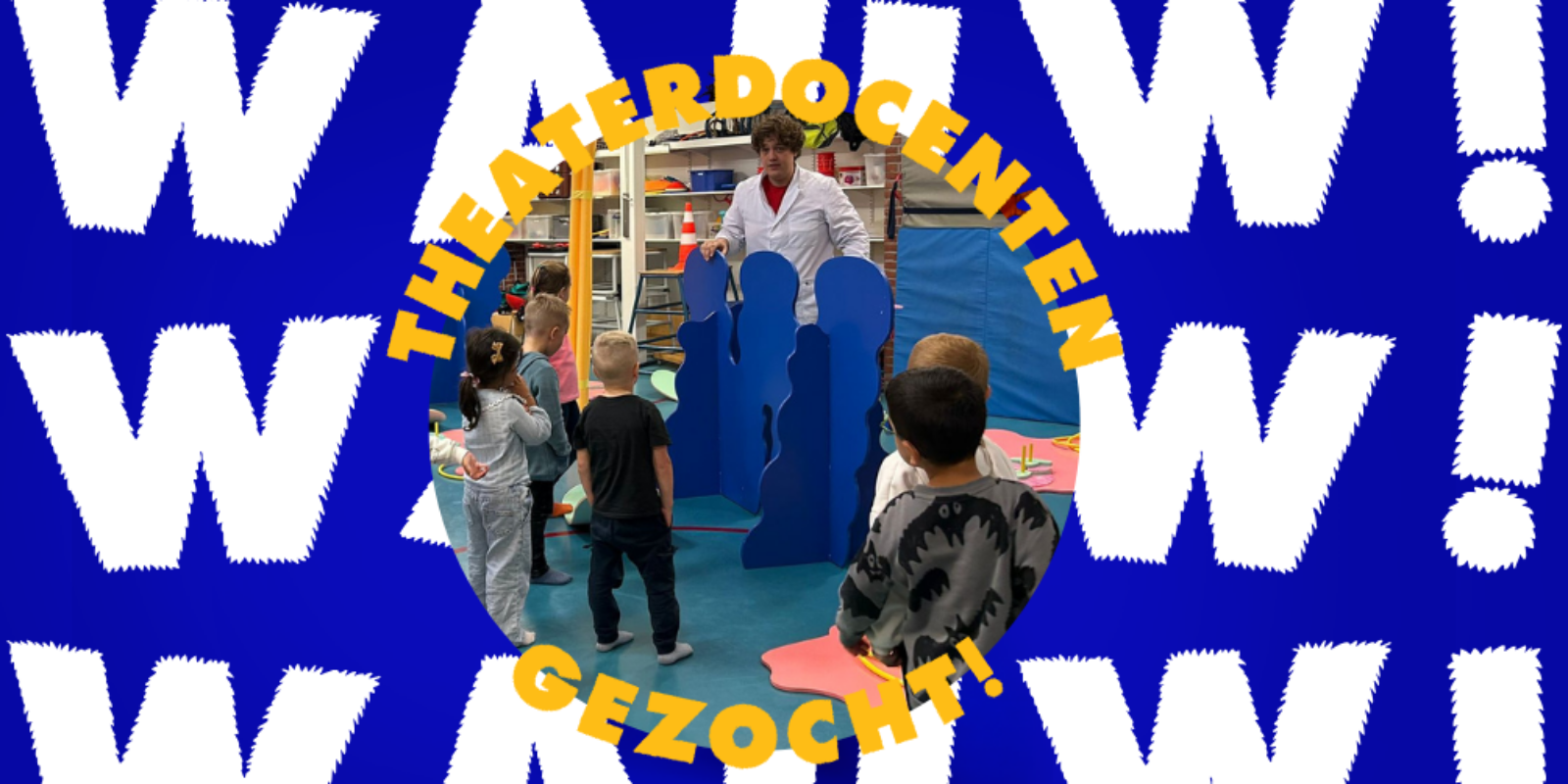 Oproep: theaterdocenten gezocht. Blauwe achtergrond met witte woorden WAUW! en een afbeelding met kinderen en een docent