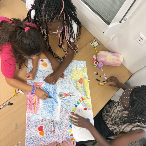 Drie kinderen die aan het tekenen zijn.